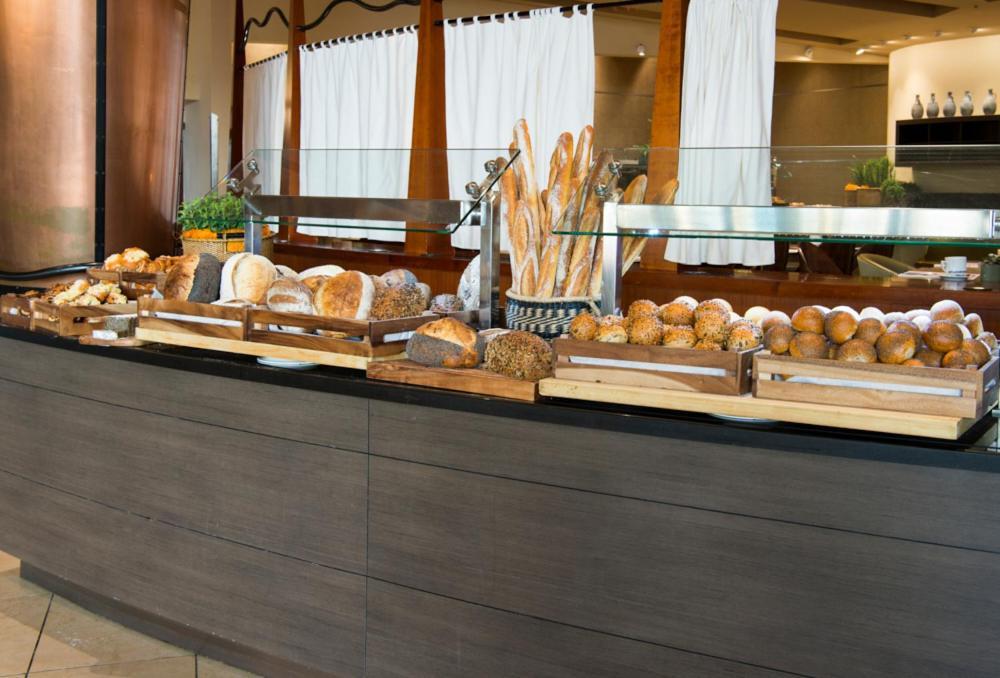 Dan Eilat Hotel Exterior foto Bread at a buffet