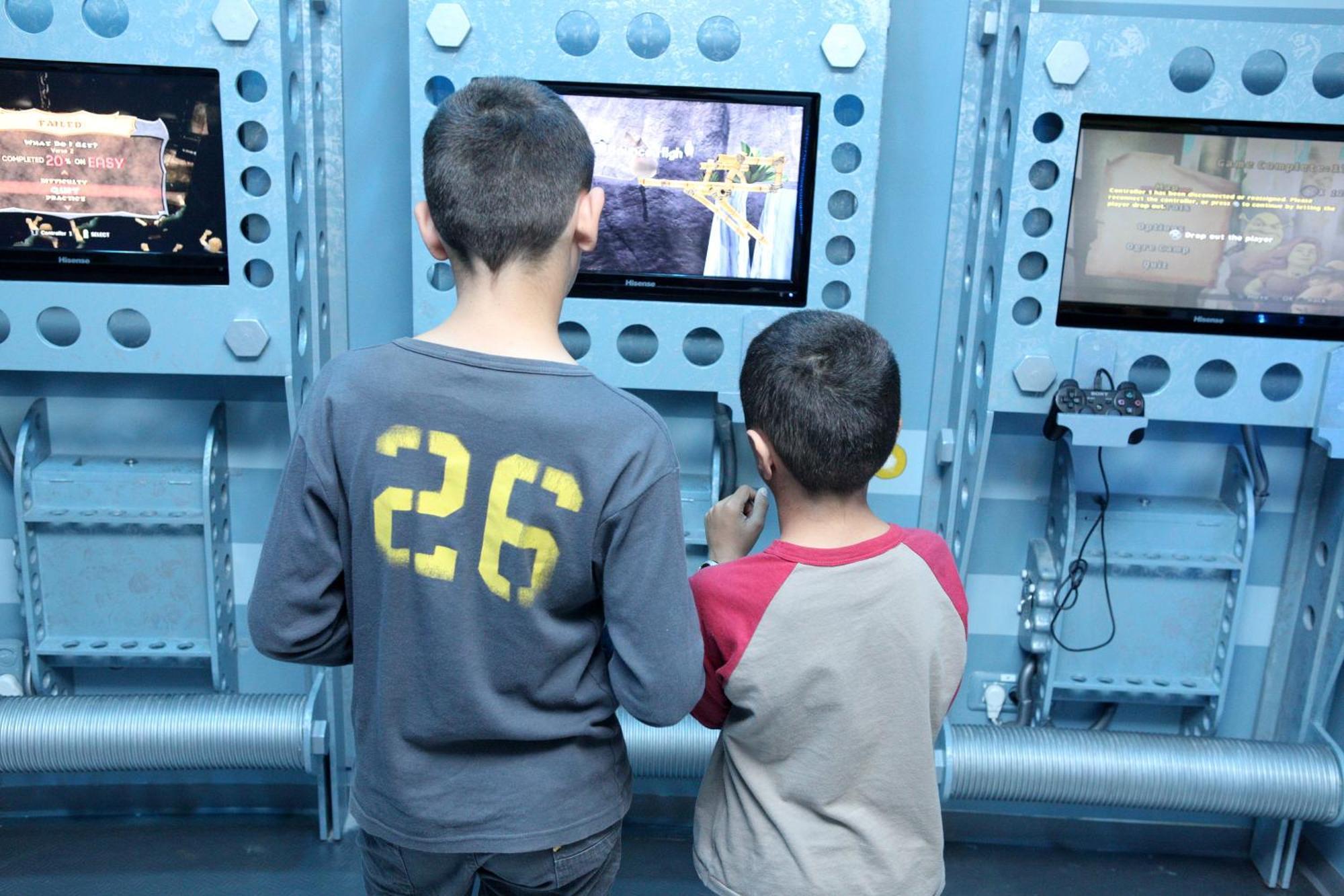 Dan Eilat Hotel Exterior foto Children playing a video game